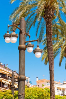 Sokak lambası mavi gökyüzünde Catalunya Sitges, Barcelona, İspanya karşı. Metin için yer kopyalayın. Üzerinde mavi arka plan izole. Dikey.      