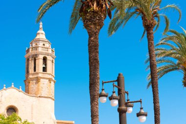 Sant Bartomeu kilise ve Santa Tecla Catalunya Sitges, Barcelona, İspanya kuleye bakış. Metin için yer kopyalayın. Üzerinde mavi arka plan izole.     