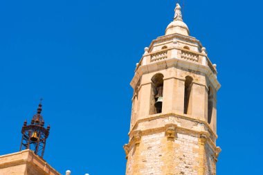 Sant Bartomeu kilise ve Santa Tecla Catalunya Sitges, Barcelona, İspanya kuleye bakış. Metin için yer kopyalayın. Üzerinde mavi arka plan izole. 