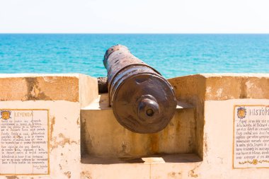 Kale duvardaki antik araçlar. Kale topu Catalunya Sitges, Barcelona, İspanya. Metin için yer kopyalayın.   