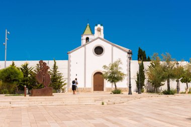 Sitges, Catalunya, İspanya - 20 Haziran 2017: Kilise Ermita de Sant Sıvas görünümünü. Metin için yer kopyalayın. Üzerinde mavi arka plan izole.        