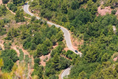 Siurana de Prades, Tarragona, Catalunya, İspanya çevresindeki Rocky manzarası. Üst görünüm.