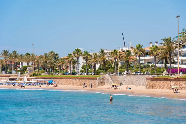 Sitges, Catalunya, Španělsko - 20 června 2017: Pohled na písečnou pláž a promenádu. Kopírovat prostor pro text. — Stock fotografie