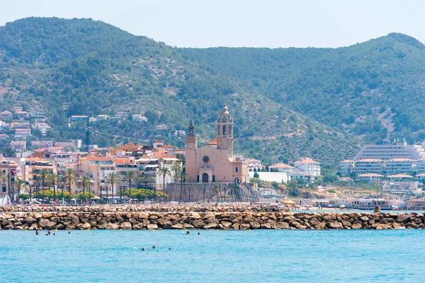 Taşlık Plajı ve Sant Bartomeu kilise ve Santa Tecla Catalunya Sitges, Barselona, İspanya. Metin için yer kopyalayın.
