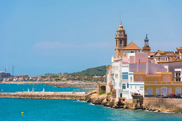 Pohled na historické centrum a kostel Sant Bartomeu a Santa Tecla v Sitges, Barcelona, Catalunya, Španělsko. Prostor pro text kopírovat. Izolované na modrém pozadí. — Stock fotografie