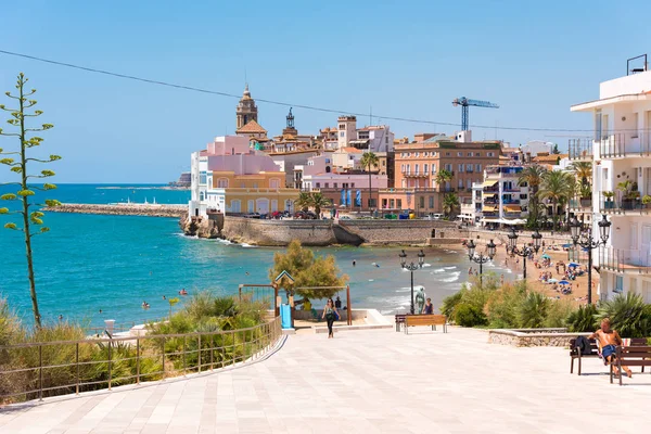 Sitges, Catalunya, İspanya - 20 Haziran 2017: Tarihi merkezi ve Sant Bartomeu kilise ve Santa Tecla görünümü. Metin için yer kopyalayın. Üzerinde mavi arka plan izole.