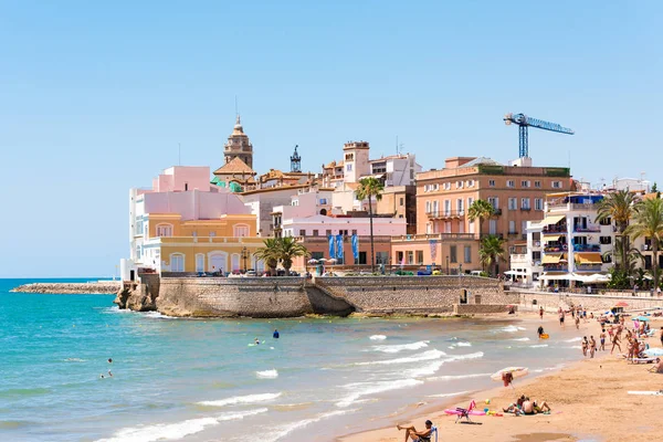 Sitges, Catalunya, Španělsko - 20 června 2017: Pohled na pláž a do historického centra. Prostor pro text kopírovat. Izolované na modrém pozadí. — Stock fotografie