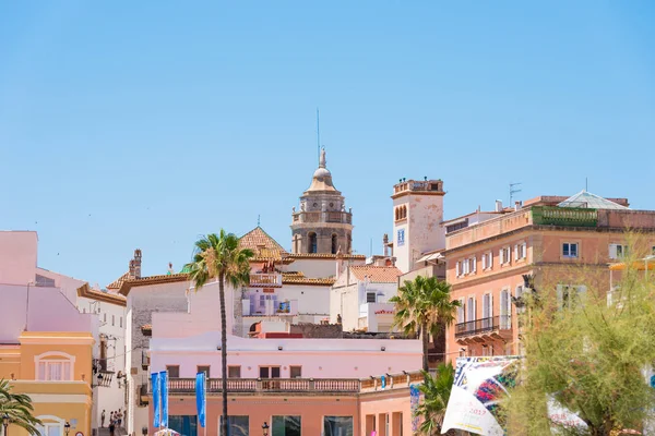 Sitges, Catalunya, Španělsko - 20 června 2017: Pohled na historické centrum a kostel Sant Bartomeu a Santa Tecla. Prostor pro text kopírovat. Izolované na modrém pozadí. — Stock fotografie