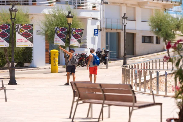 Sitges, a Catalunya, Spanyolország - 2017. június 20.: A két férfi séta a sétány mentén. — Stock Fotó