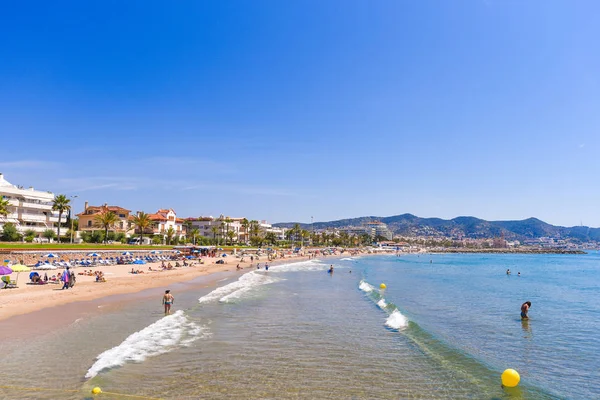 SITGES, CATALUNIA, ESPAÑA - 20 DE JUNIO DE 2017: Vista de la playa y del paseo marítimo. Copiar espacio para texto . —  Fotos de Stock