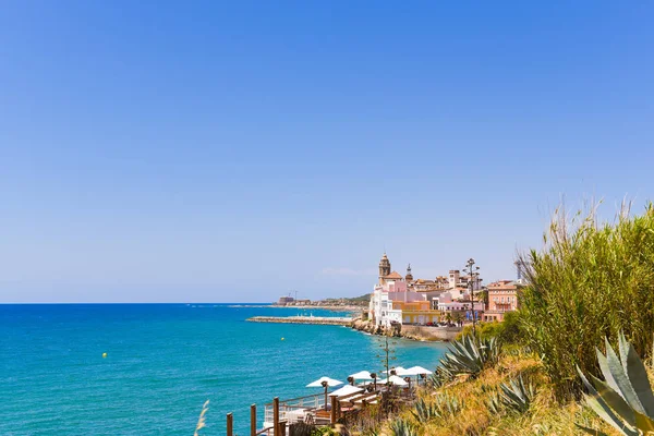 Sitges, Barcelona, Catalunya, İspanya kıyı şeridi manzara. Metin için yer kopyalayın. 