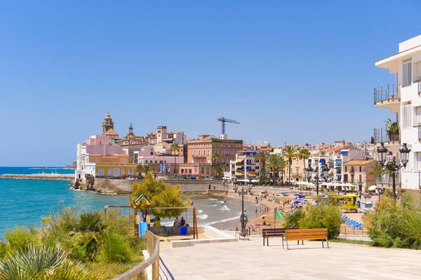 Krajina na pobřeží v Sitges, Barcelona, Catalunya, Španělsko. Kopírovat prostor pro text. — Stock fotografie