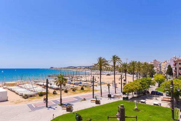 Sitges, Catalonië, Spanje - 20 juni 2017: Uitzicht over de promenade en het strand. Ruimte voor tekst kopiëren. — Stockfoto