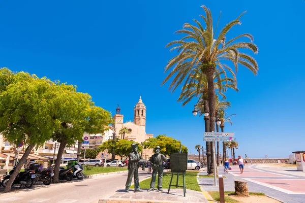 Sitges, Catalunya, Španělsko - 20 června 2017: Sochy umělců na nábřeží. Kopírovat prostor pro text. — Stock fotografie