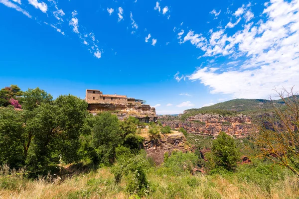 Kilátás nyílik a falura Siurana de Prades, Tarragona, Catalunya, Spanyolország. Hely, a szöveg másolása. — Stock Fotó