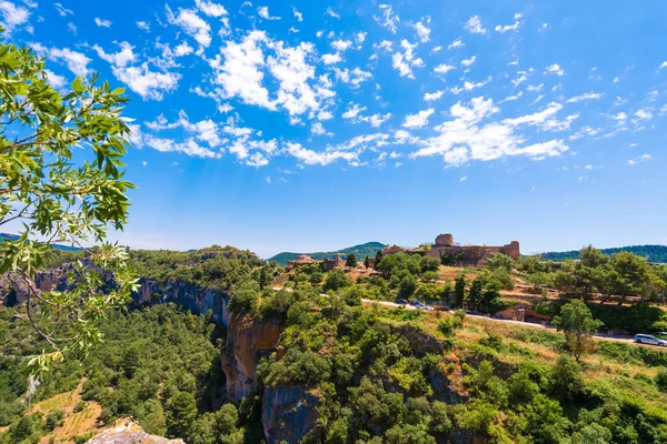 Nézd, a romok a vár Siuran, Tarragona, Catalunya, Spanyolország. Hely, a szöveg másolása. — Stock Fotó