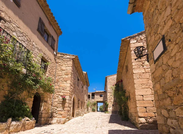 Άποψη από τα κτίρια στο χωριό Σιουράνα de Prades, Tarragona, Catalunya, την Ισπανία. Χώρο αντίγραφο για το κείμενο. — Φωτογραφία Αρχείου