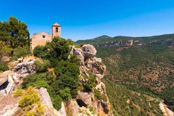 Vista de la iglesia románica de Santa Maria de Siurana, en Siurana de Prades, Tarragona, Cataluña, España. Copiar espacio para texto . — Foto de Stock