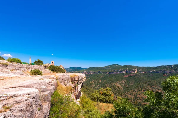 Перегляд Романська церква Санта-Марія де місті Siurana, в місті Siurana de Прад, Таррагона, Каталонія, Іспанія. Копія простір для тексту. — стокове фото