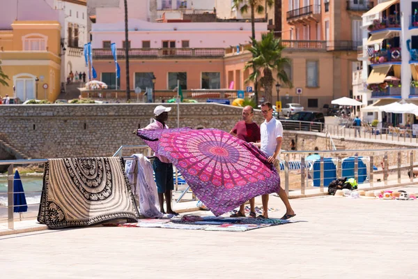 Sitges, a Catalunya, Spanyolország - 2017. június 20.: Az eladó a ruhát a tengerparton. — Stock Fotó