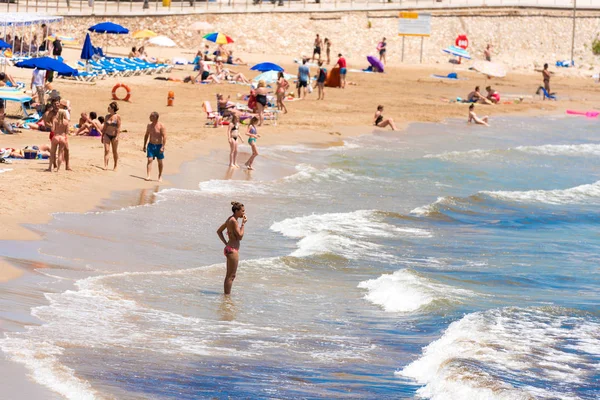 Sitges, Catalunya, İspanya - 20 Haziran 2017: San Sebastian Beach görünümü. Metin için yer kopyalayın.
