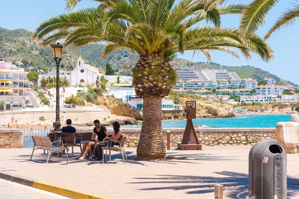 SITGES, CATALUNIA, ESPAÑA - 20 DE JUNIO DE 2017: Vista del terraplén . —  Fotos de Stock