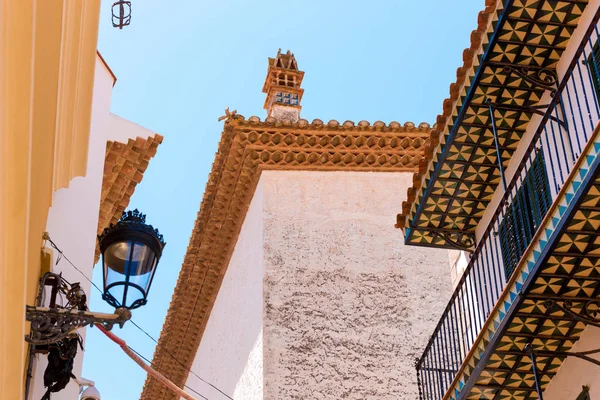 Vista del farol y las baldosas españolas en la parte inferior de los balcones en el centro histórico de Sitges, Barcelona, Cataluña, España . —  Fotos de Stock