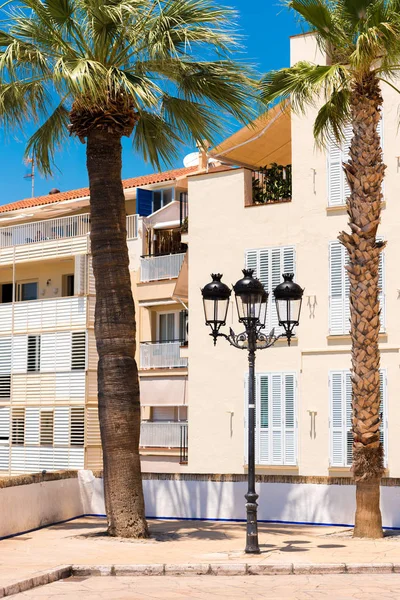 Bina arka plan Catalunya Sitges, Barcelona, İspanya bir sokak lambası. Dikey.        
