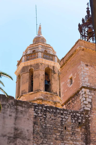 View of the tower of the church of Sant Bartomeu and Santa Tecla in Sitges, Barcelona, Catalunya, Spain. Copy space for text. Vertical. — Stock Photo, Image