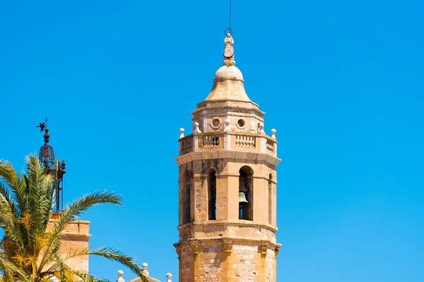 Вид на башню церкви Сан Фазомеу и Санта Текла в Ситжесе, Барселона, Каталония, Испания. Копировать место для текста. Изолированный на синем фоне . — стоковое фото