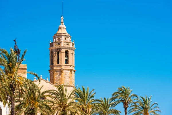 Sant Bartomeu kilise ve Santa Tecla Catalunya Sitges, Barcelona, İspanya kuleye bakış. Metin için yer kopyalayın. Üzerinde mavi arka plan izole.     
