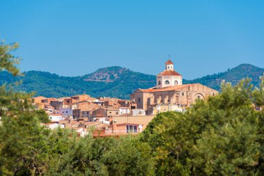 Mont-roig del Camp ve Kilisesi St. Miguel, Tarragona, Catalunya, İspanya görünümünü. Metin için yer kopyalayın.