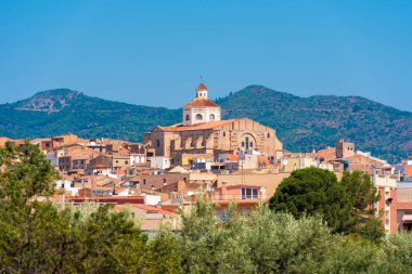 Mont-roig del Camp ve Kilisesi St. Miguel, Tarragona, Catalunya, İspanya görünümünü. Metin için yer kopyalayın.
