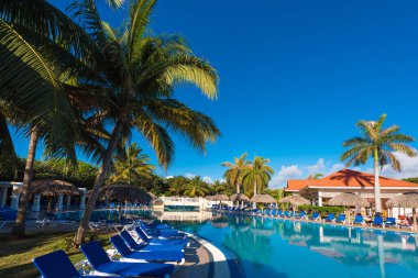 Varadero, Matanzas, Cuba - 18 Mayıs 2017: Sitede Yüzme Havuzu görünümünü. Metin için yer kopyalayın.