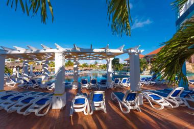 Varadero, Matanzas, Cuba - 18 Mayıs 2017: Sitede Yüzme Havuzu görünümünü. Metin için yer kopyalayın.