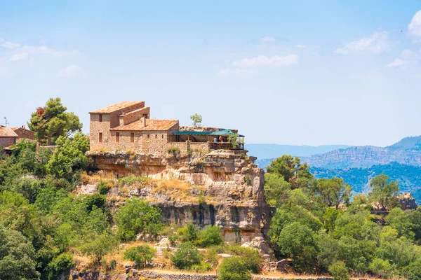 Kilátás nyílik a falura Siurana de Prades, Tarragona, Catalunya, Spanyolország. Hely, a szöveg másolása. — Stock Fotó