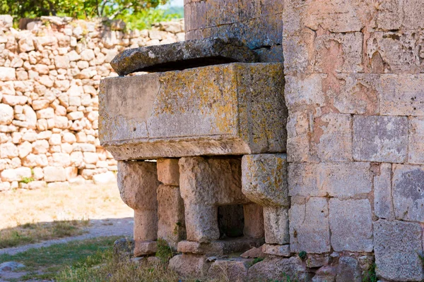 在村子里 Siurana 德雷蒙，塔拉戈纳，西班牙加泰罗尼亚，教堂附近的古代板凳。特写. — 图库照片