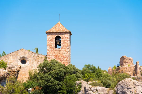 Вид на местную церковь Санта-Мария-де-Сиурана в Сиурана-де-Федес, Таррагона, Каталония, Испания. Копировать место для текста. Изолированный на синем фоне . — стоковое фото