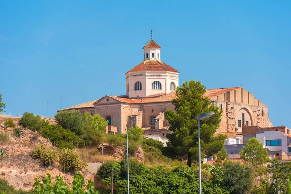 View of Mont-roig del Camp and the church of St. Miguel, Таррагона, Catalunya, Spain. Копирование текста . — стоковое фото