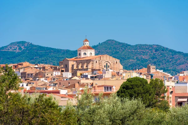 Widok na Mont-roig del Camp i Kościół St. Miguel, Tarragona, Katalonia, Hiszpania. Kopiować miejsca na tekst. — Zdjęcie stockowe