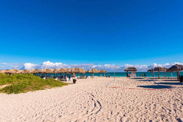 Vista de la playa de arena en Varadero, Matanzas, Cuba. Copiar espacio para texto . — Foto de Stock