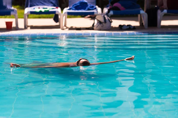 Bir adam Varadero, Matanzas, Cuba sırtında havuzda yüzüyor. Metin için yer kopyalayın. — Stok fotoğraf