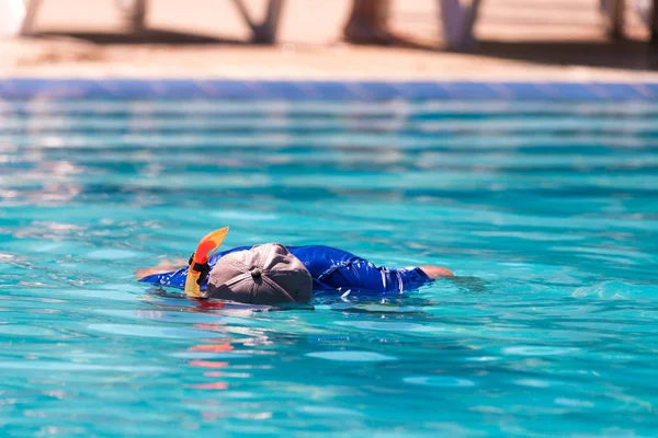 L'uomo nuota in piscina con trubkoi e maschera a Varadero, Matanzas, Cuba. Copia spazio per testo . — Foto Stock