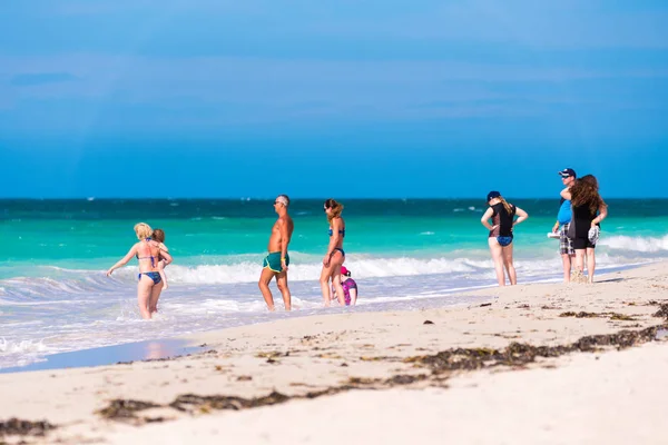 VARADERO, MATANZAS, CUBA - 18 DE MAYO DE 2017: Vista de la playa de arena. Copiar espacio para texto . — Foto de Stock