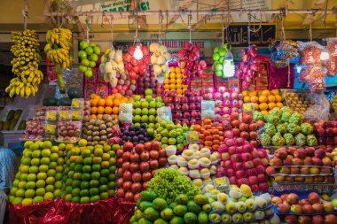 Puttaparthi, Andhra Pradesh - Hindistan - 09 Kasım 2016: Meyve Hindistan Yerel piyasada. Akşam.