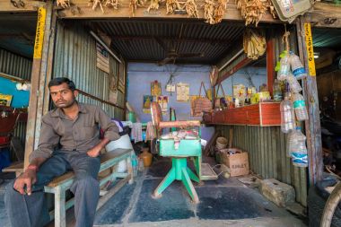 Puttaparthi, Andhra Pradesh - Hindistan - 09 Kasım 2016: Hint Kuaför, açık havada.
