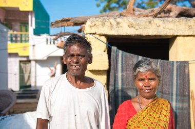 Puttaparthi, Andhra Pradesh - Hindistan - 09 Kasım 2016: Hint birkaç eski çağda, açık havada portresi.