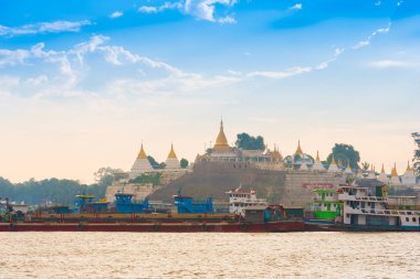 Mandalay, Myanmar - 1 Aralık 2016: Altın pagodadan, Burma bir arka plan bağlantı noktası. Metin için yer kopyalayın.