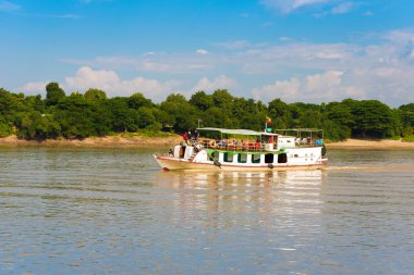 Mandalay, Myanmar - 1 Aralık 2016: Turist Irrawaddy, Burma nehrinde tekne. Metin için yer kopyalayın.