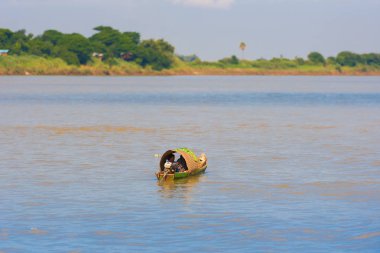 İnsanlar nehre Irrawaddy, Bagan, Myanmar, Burma bir teknede. Metin için yer kopyalayın.